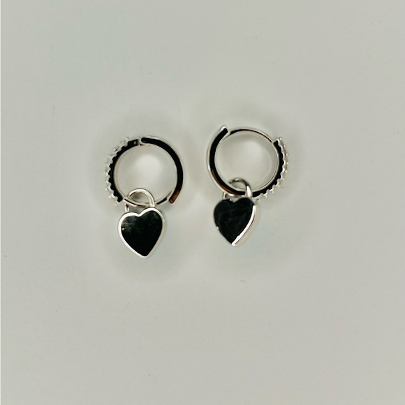 Small hoop earrings with heart charm - Picture 5 of 5